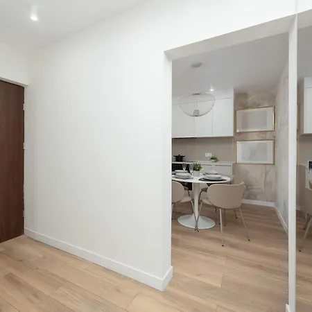 Spacious Family Suited For Remote Work By Renters Apartment Warsaw